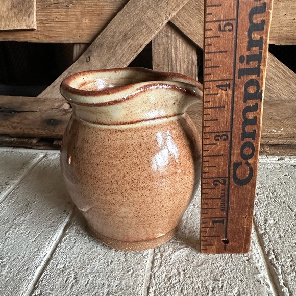 Handmade pottery signed Small Pitcher Creamer/Syrup (45) - Picture 3 of 5